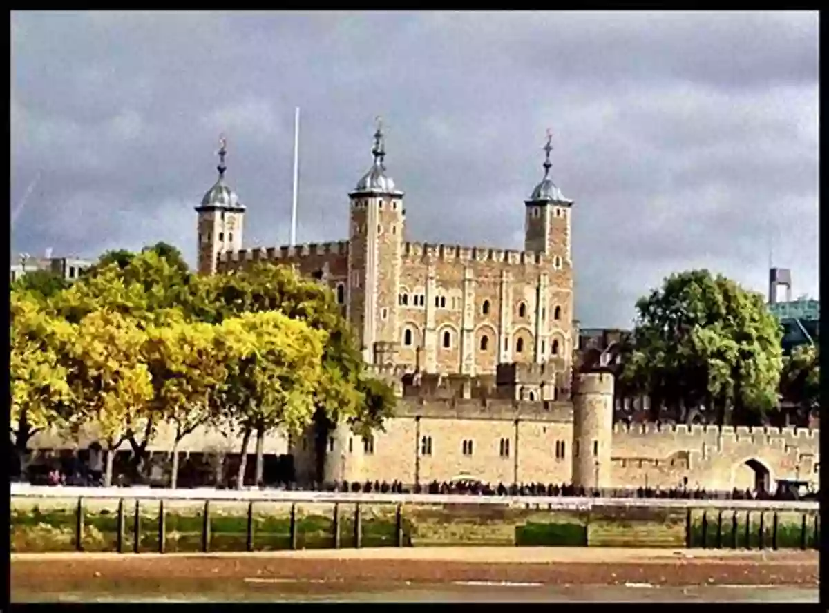 Kids In Front Of The Tower Of London A Kid S Guide To England