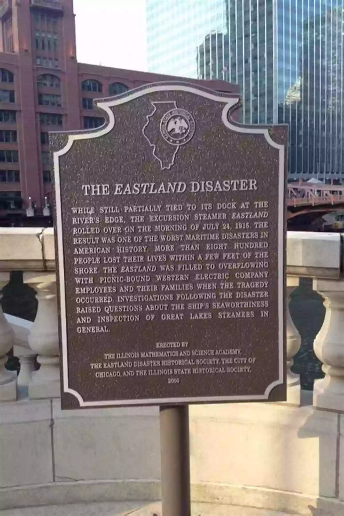 Monument Honoring The Victims Of The Eastland Disaster The Eastland Disaster (Images Of America)