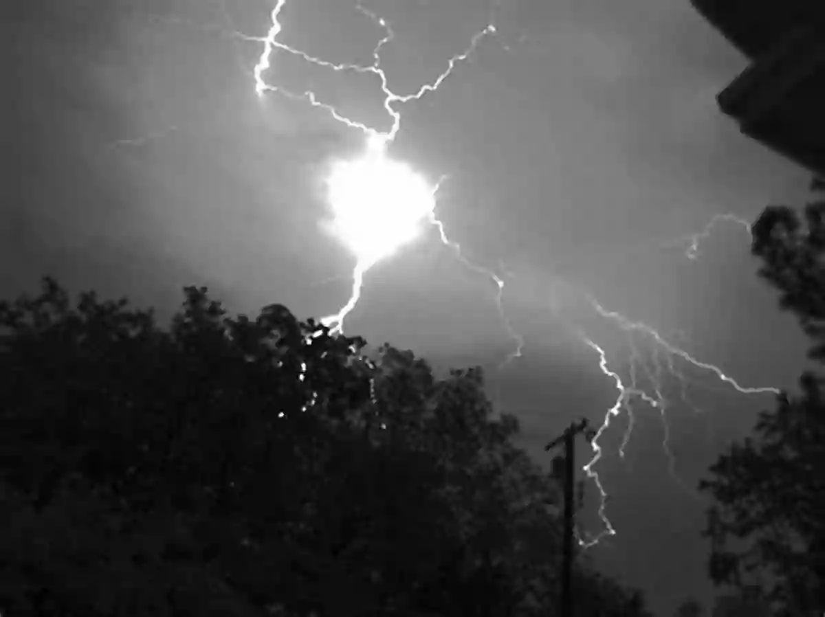 Mysterious Ball Lightning Floating In The Night Sky The Nature Of Ball Lightning