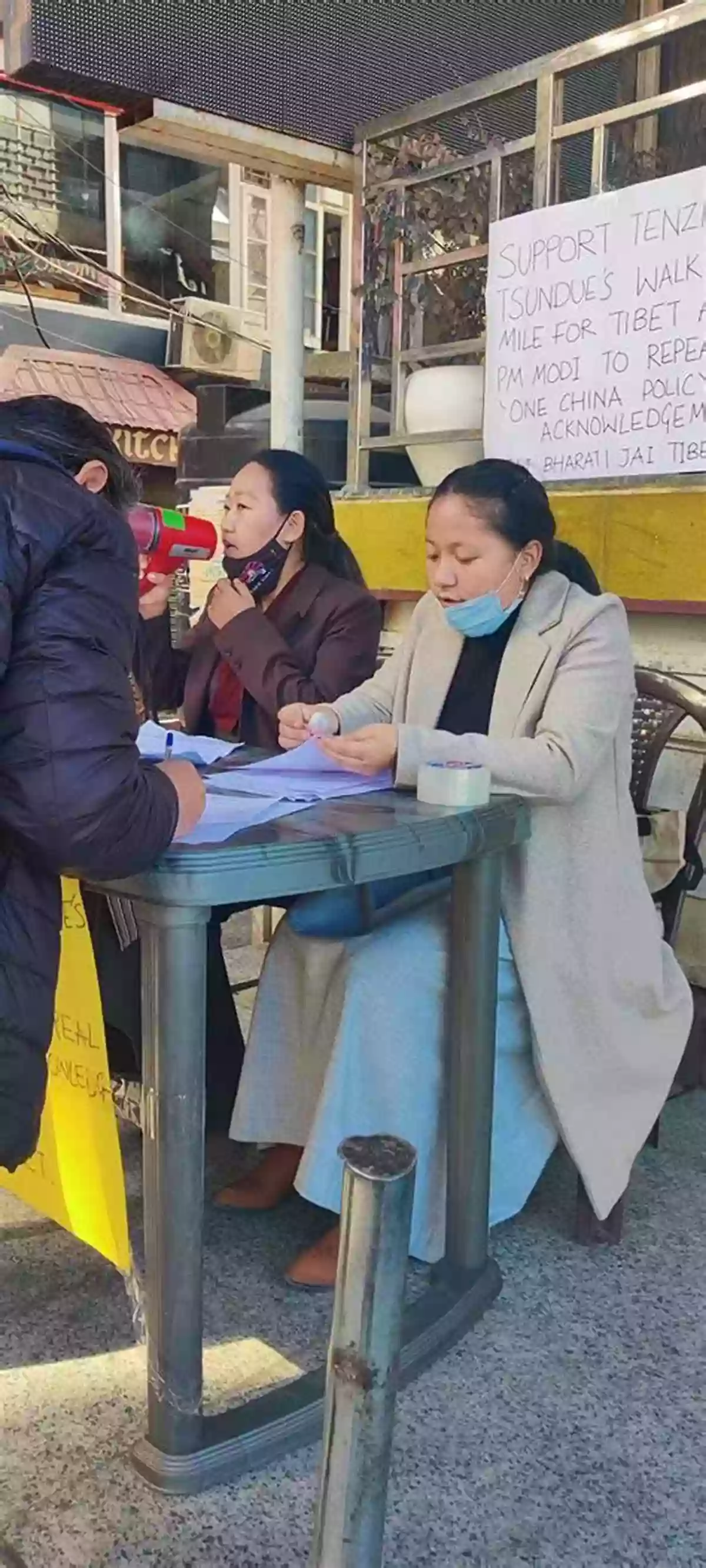 Tibetan Women Engaging In Political Discussions Sky Train: Tibetan Women On The Edge Of History